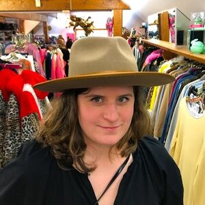 Meet your Posher, Emily